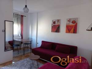 Izdajem nameštenu garsonjeru